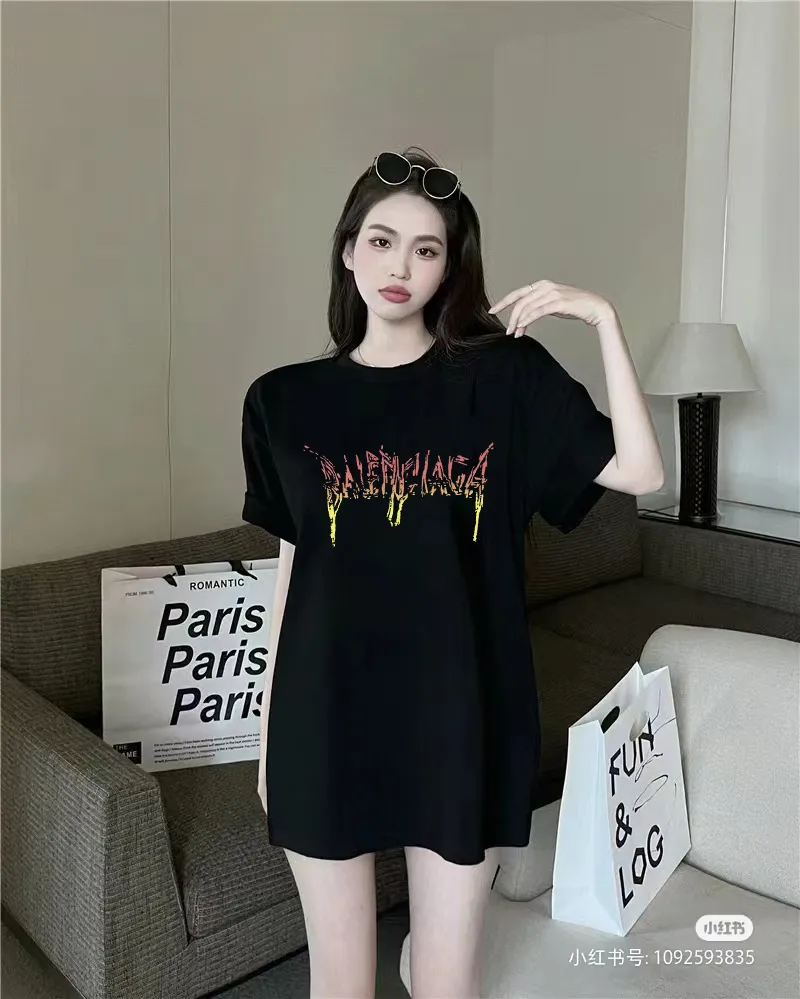 P80✨🔥 BALENCIAGA Paris lettering printed short-sleeved T-shirt. Custom-woven and dyed 300 grams of combed cotton heavyweight fabric. Zero color difference in threads. Perfect details. Different from the current currency version. Welcome to compare. Same Style for men and women. Must-sell in the picture above. Color: White Black Size: 1 2 3 4